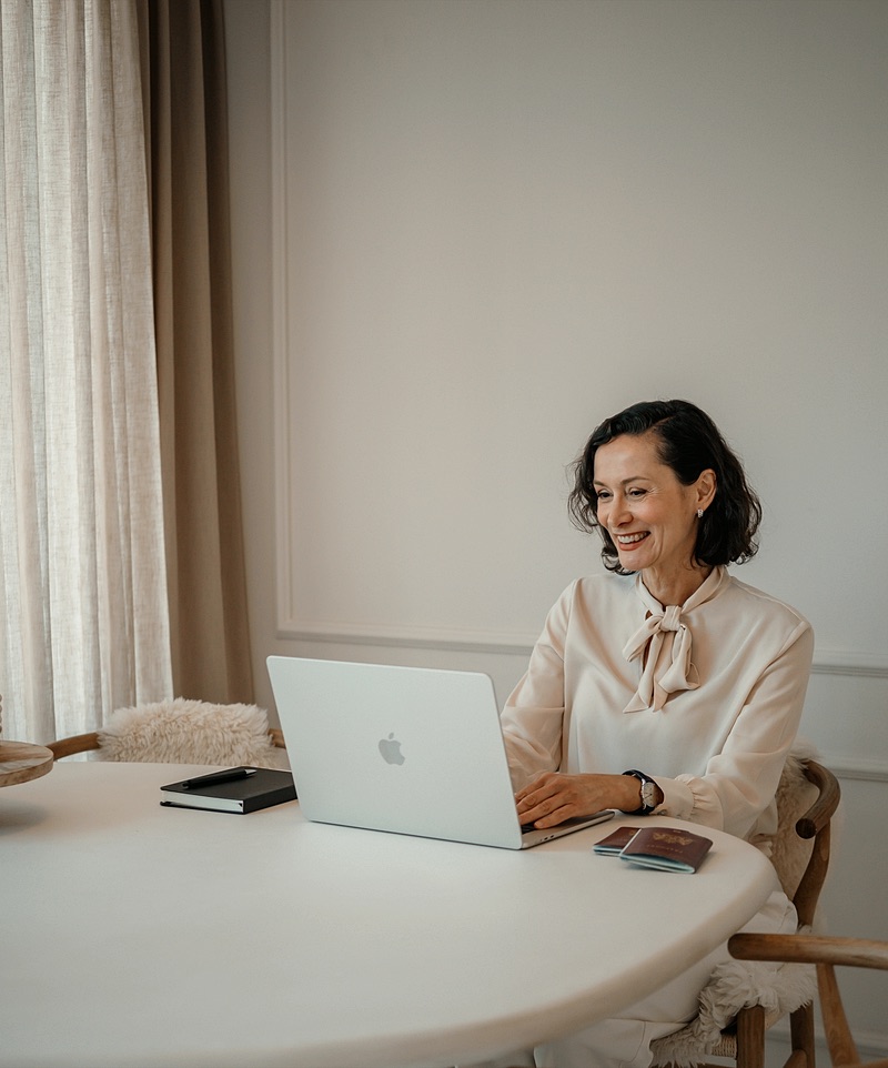Personal assistant werkt aan de eettafel op een laptop